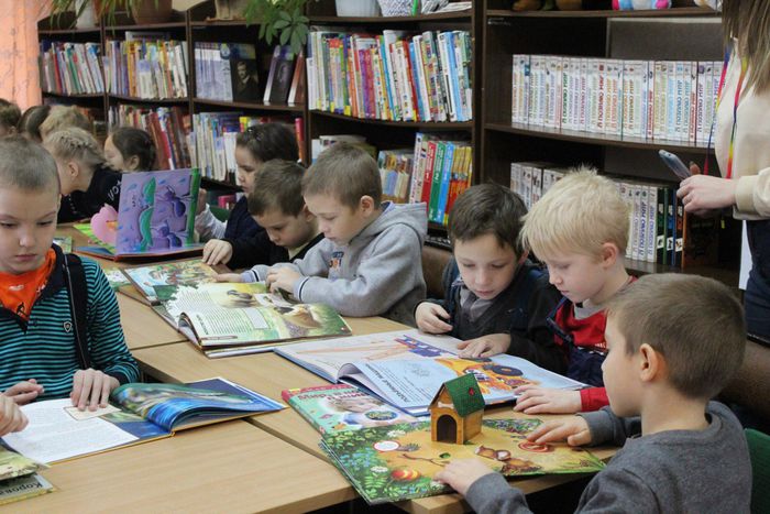 « Большемуртинский Дом творчества» совершили экскурсию в Большемуртинскую центральную детскую библиотеку