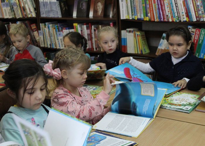 « Большемуртинский Дом творчества» совершили экскурсию в Большемуртинскую центральную детскую библиотеку